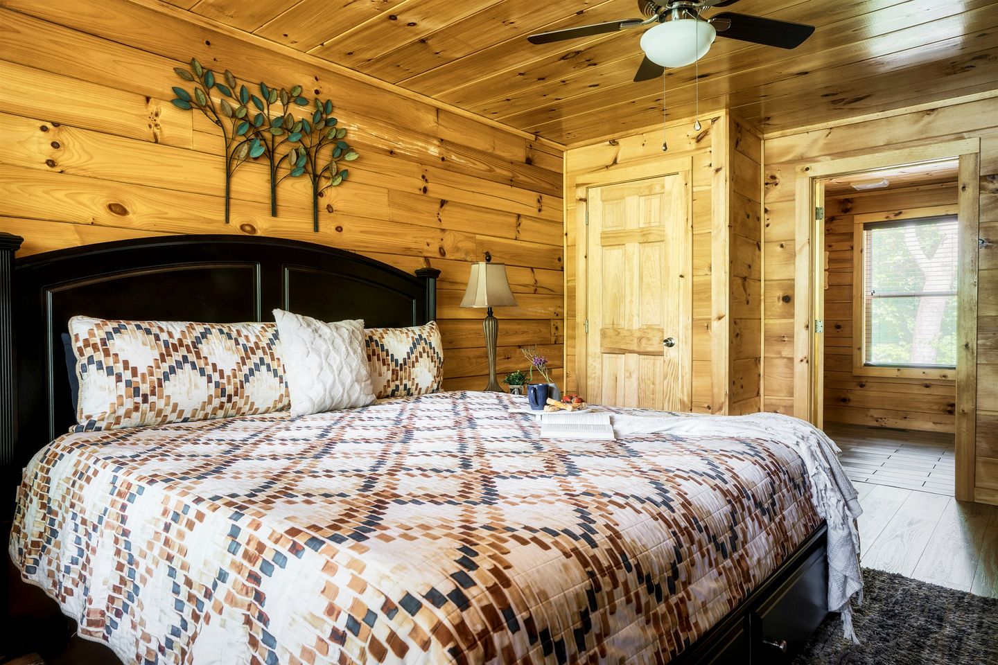 Impressive Secluded Cabin with Hot-tub and Foosball in Pigeon Forge, Tennessee