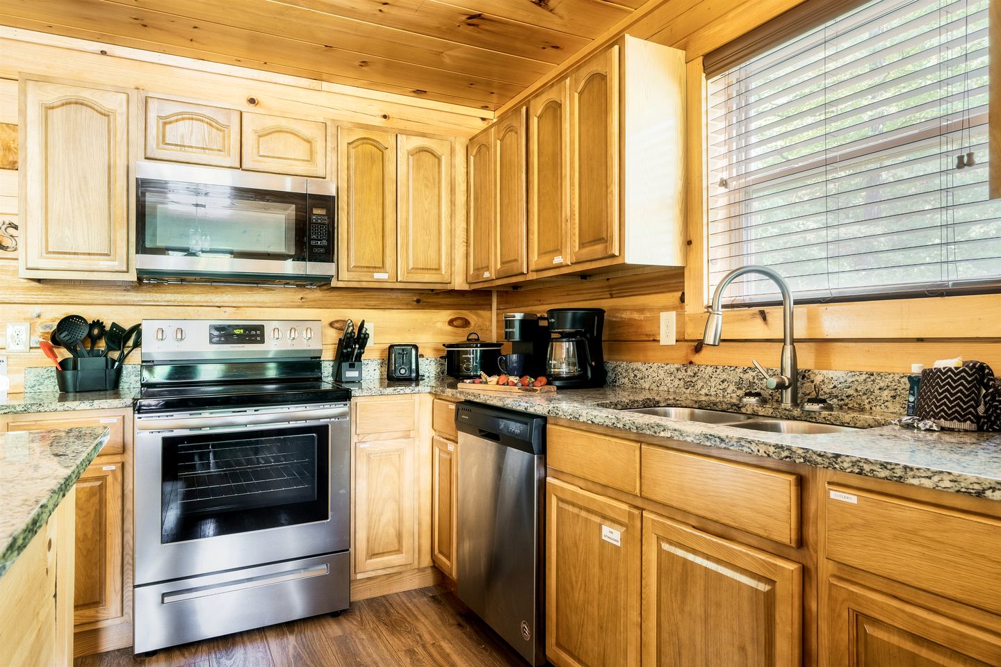 Impressive Secluded Cabin with Hot-tub and Foosball in Pigeon Forge, Tennessee
