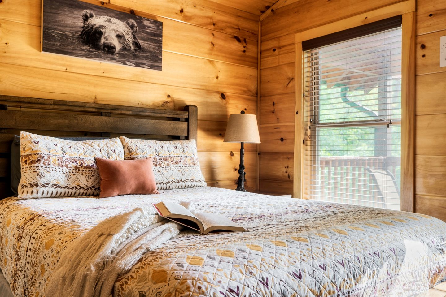 Impressive Secluded Cabin with Hot-tub and Foosball in Pigeon Forge, Tennessee