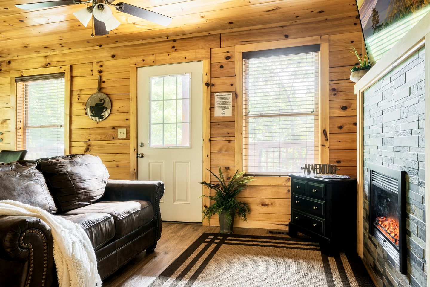Impressive Secluded Cabin with Hot-tub and Foosball in Pigeon Forge, Tennessee