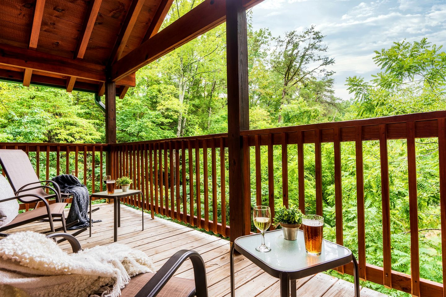 Impressive Secluded Cabin with Hot-tub and Foosball in Pigeon Forge, Tennessee