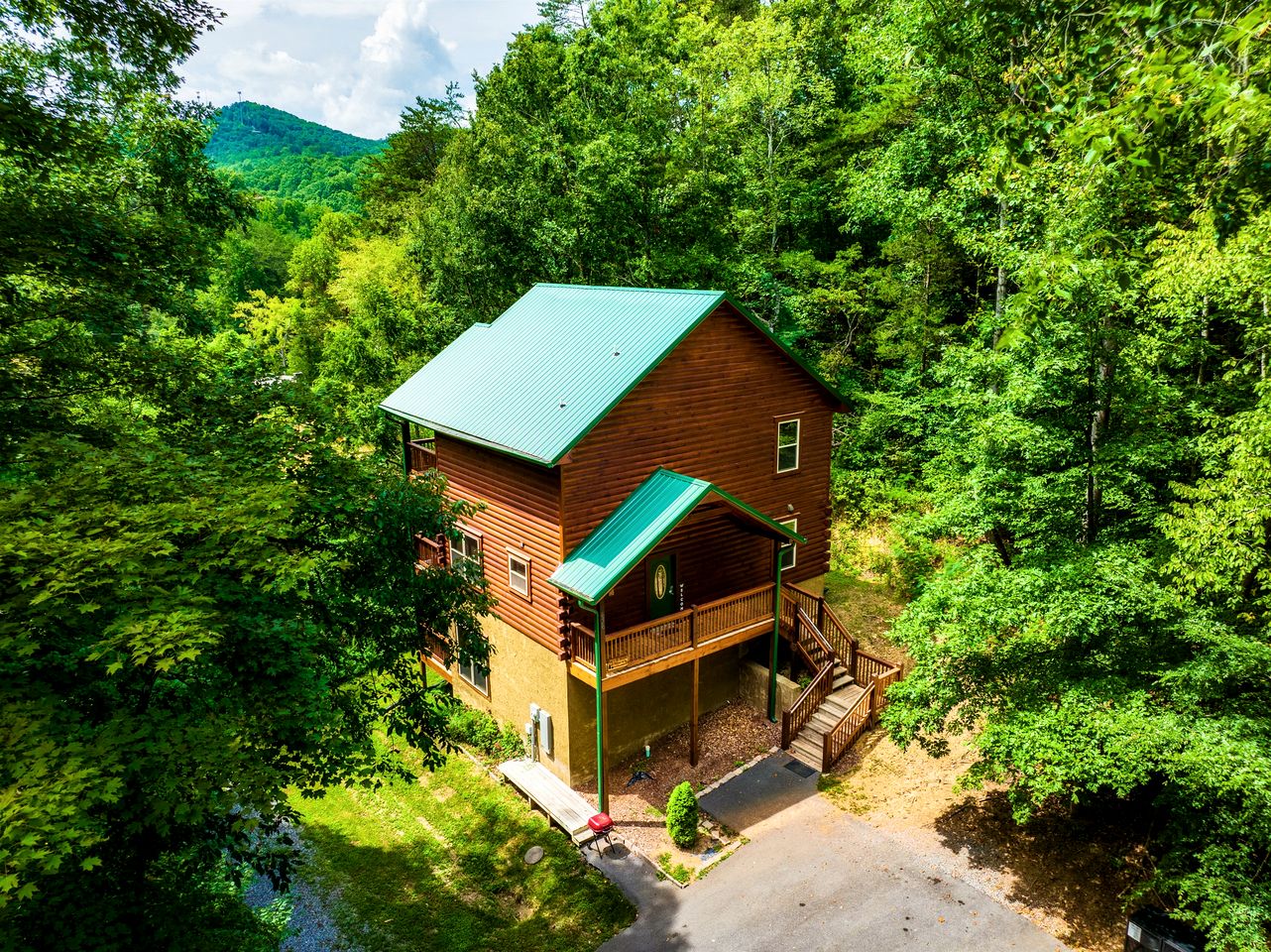 Impressive Secluded Cabin with Hot-tub and Foosball in Pigeon Forge, Tennessee