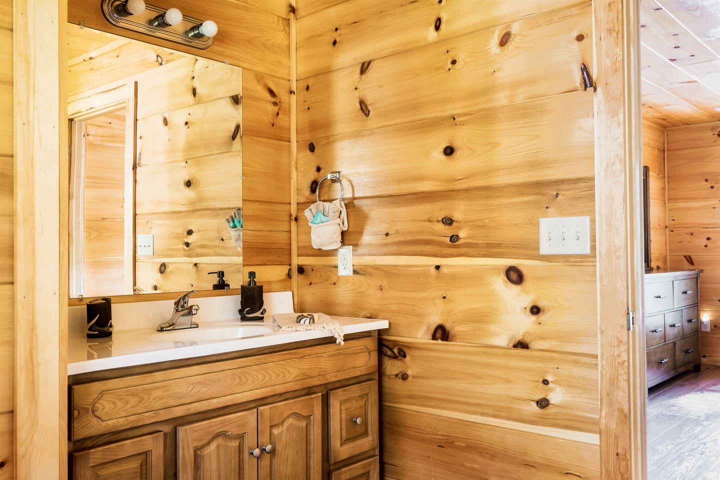 Impressive Secluded Cabin with Hot-tub and Foosball in Pigeon Forge, Tennessee