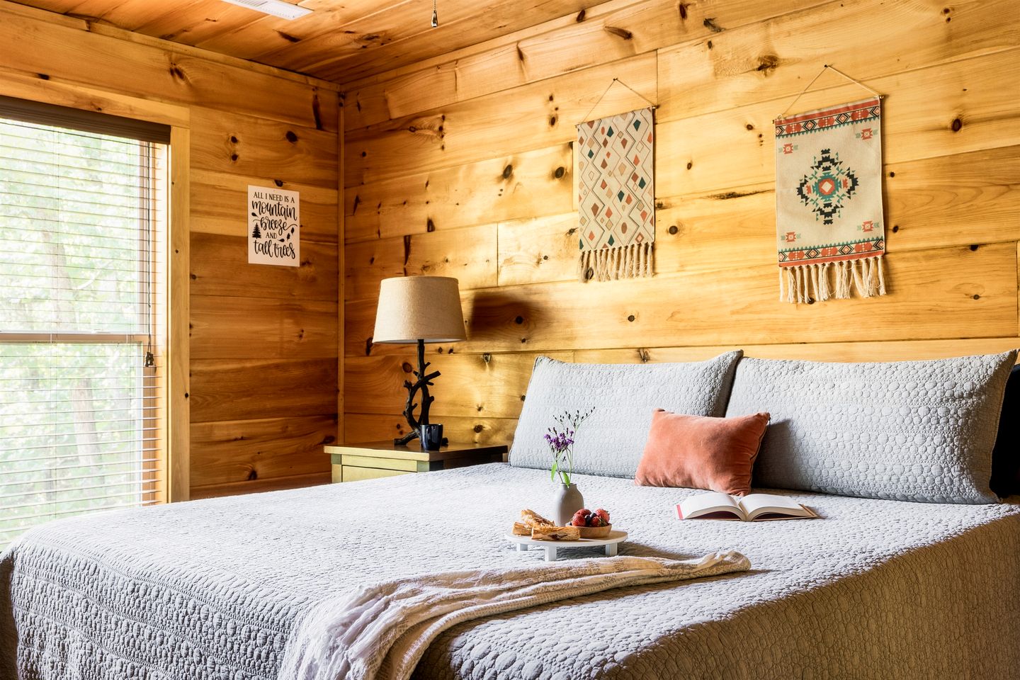 Impressive Secluded Cabin with Hot-tub and Foosball in Pigeon Forge, Tennessee