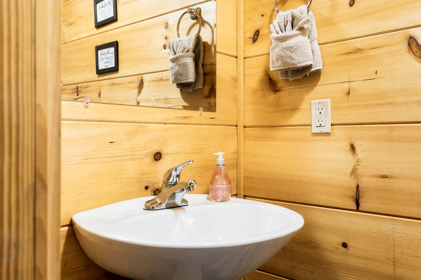 Impressive Secluded Cabin with Hot-tub and Foosball in Pigeon Forge, Tennessee
