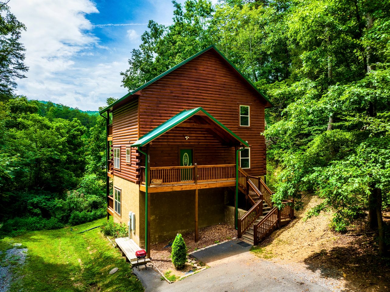 Impressive Secluded Cabin with Hot-tub and Foosball in Pigeon Forge, Tennessee
