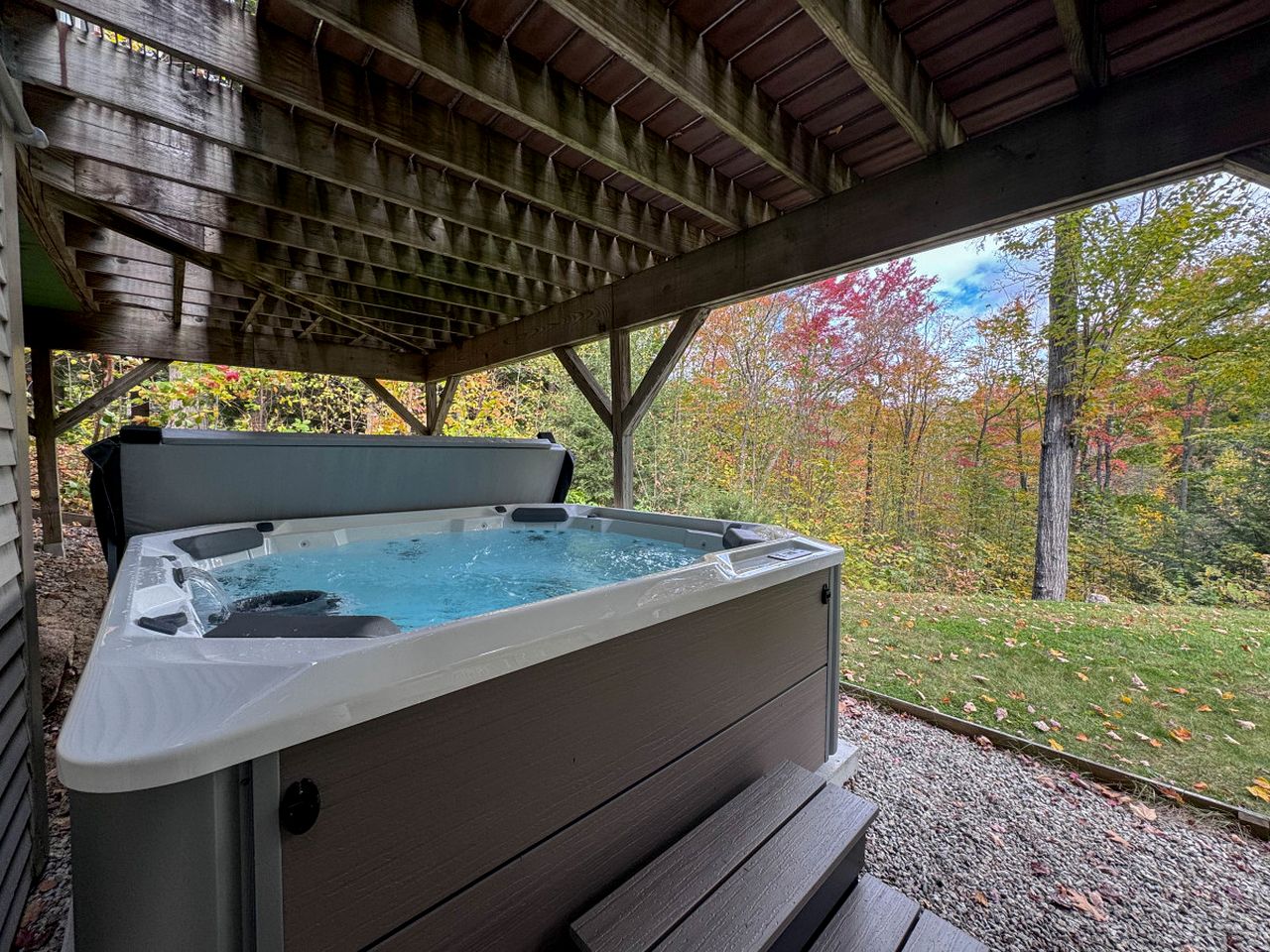 Impressive Spacious Cabin with Hot-Tub and Pool Table in New Hampshire