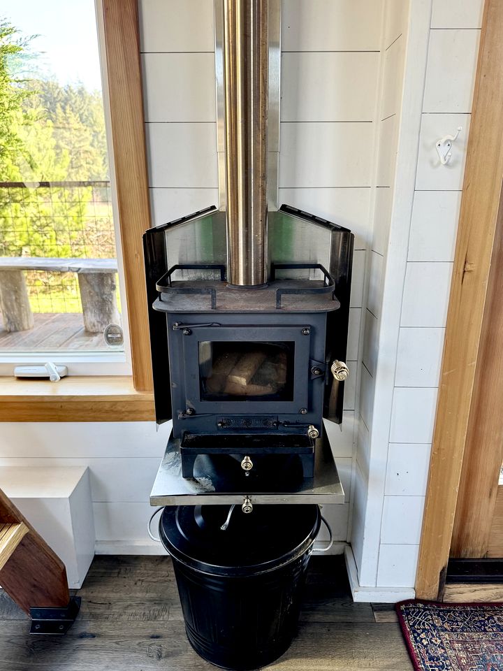 Impressive Tiny House with Fireplace in Waldport, Oregon