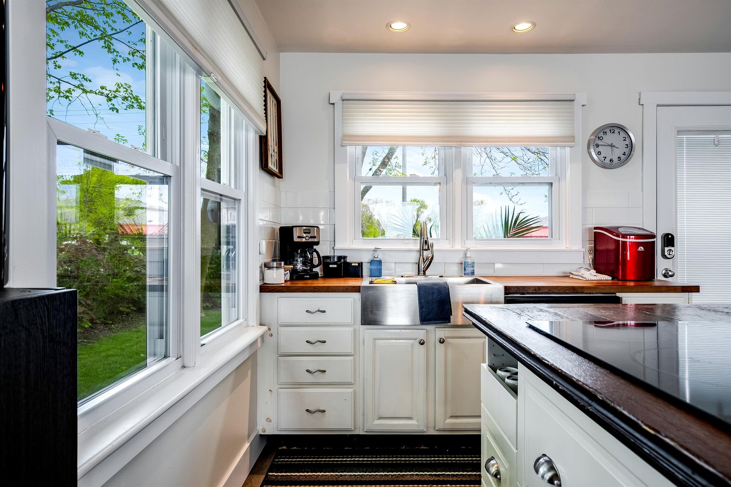 Impressive Waterfront Cottage with Fantastic Views in Leamington, Ontario