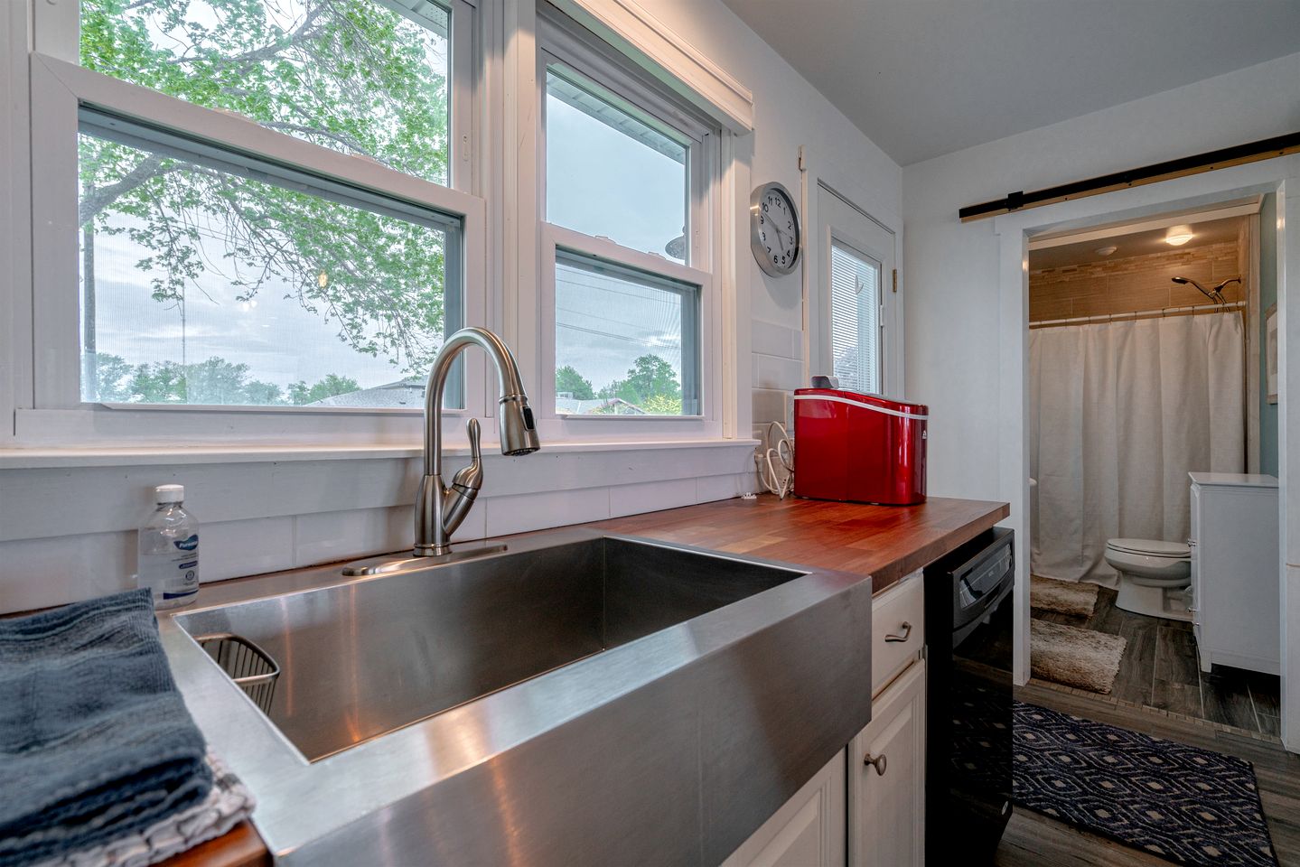 Impressive Waterfront Cottage with Fantastic Views in Leamington, Ontario