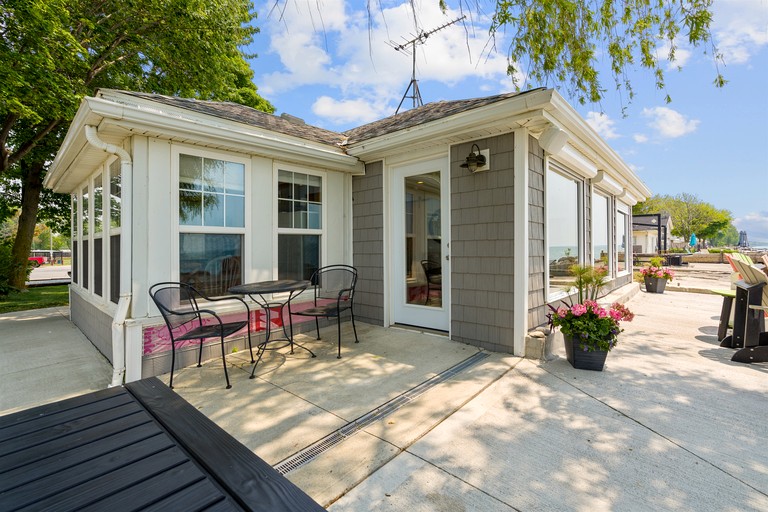 Cottages (Canada, Leamington, Ontario)