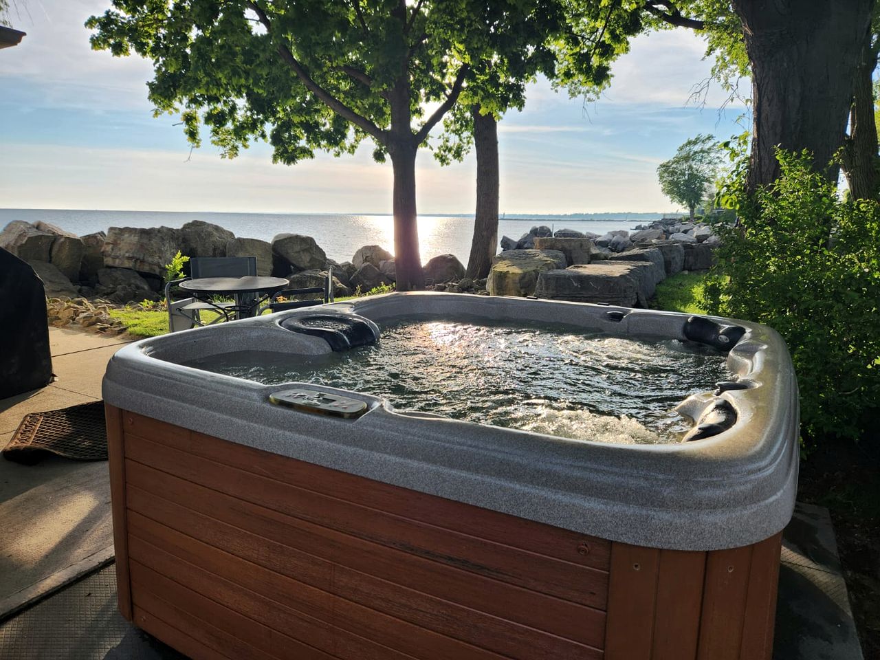 Impressive Waterfront Cottage with Fantastic Views in Leamington, Ontario