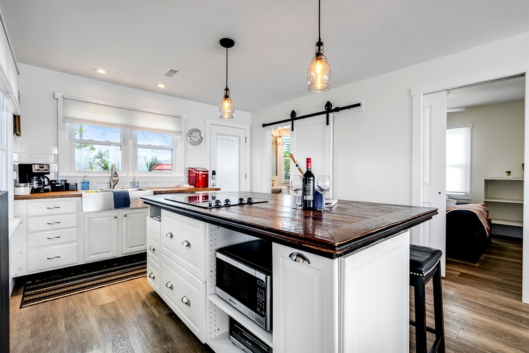 Cottages (Canada, Leamington, Ontario)