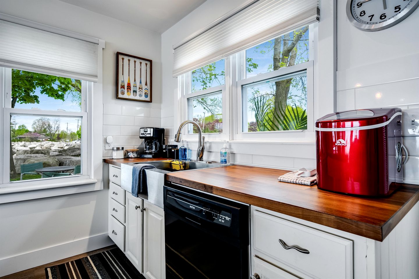 Impressive Waterfront Cottage with Fantastic Views in Leamington, Ontario