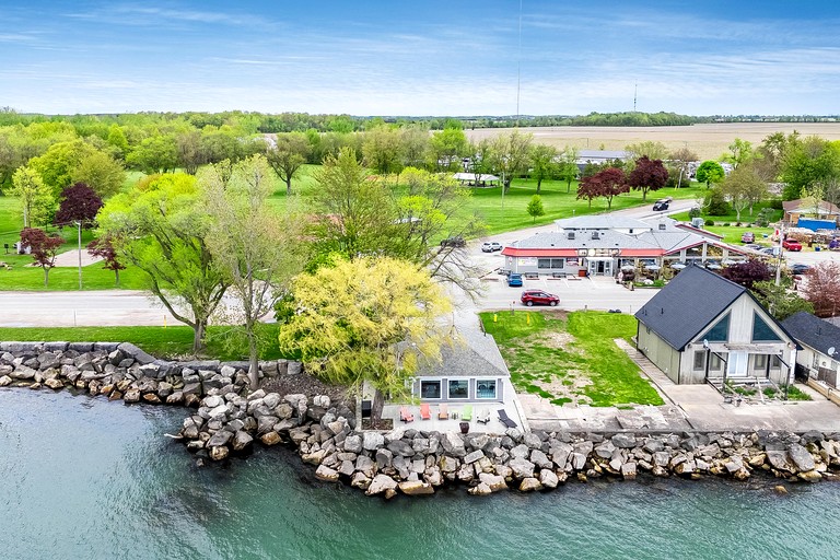 Cottages (Canada, Leamington, Ontario)