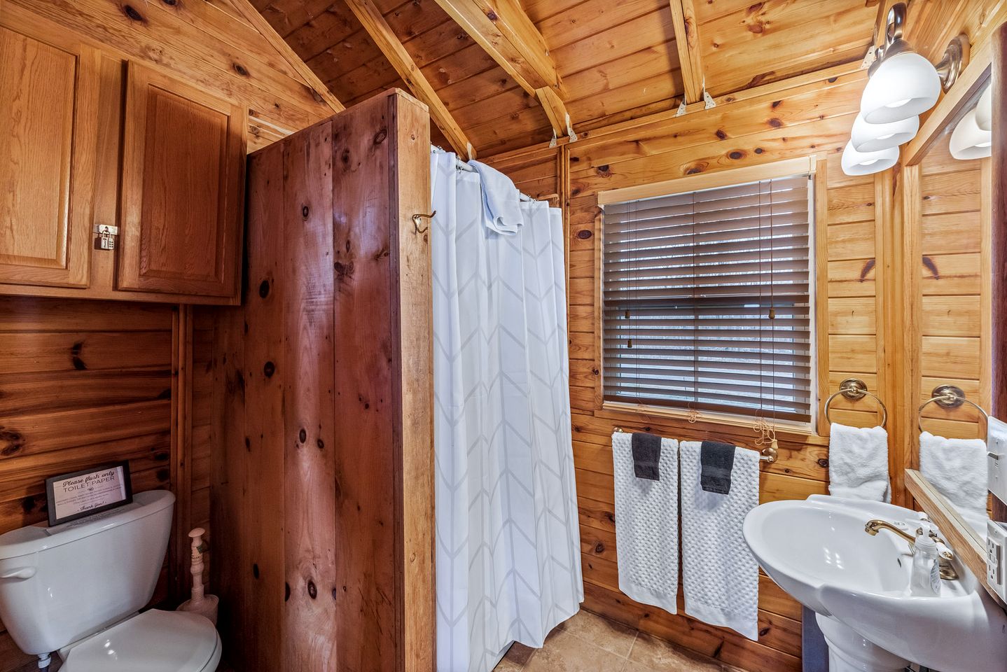 Impressive Wooden Rustic Cabin with Fireplace in Mentone, Alabama