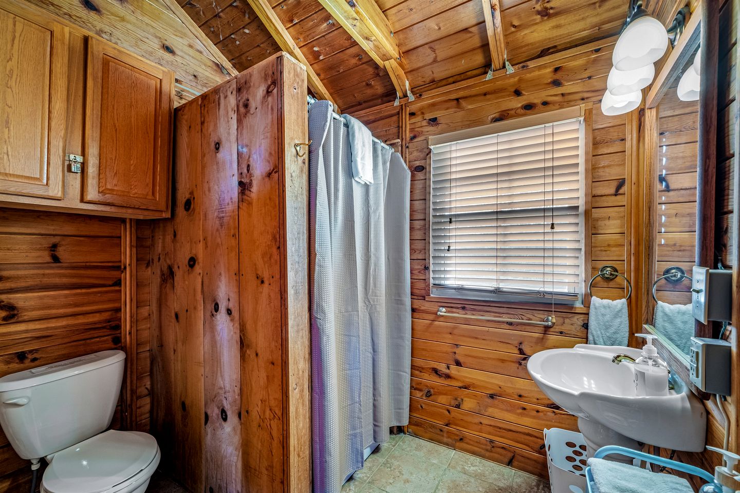 Impressive Wooden Rustic Cabin with Fireplace in Mentone, Alabama