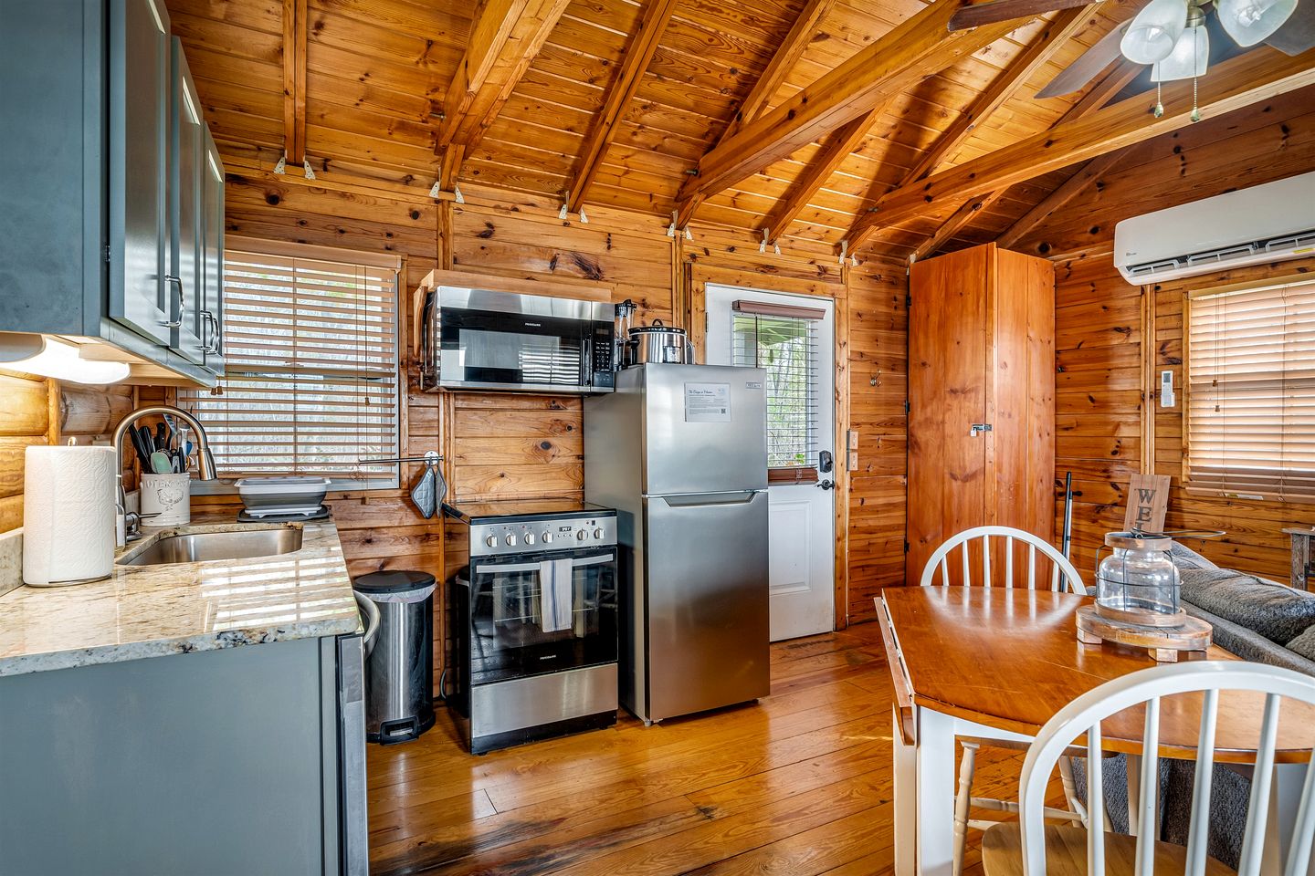 Impressive Wooden Rustic Cabin with Fireplace in Mentone, Alabama