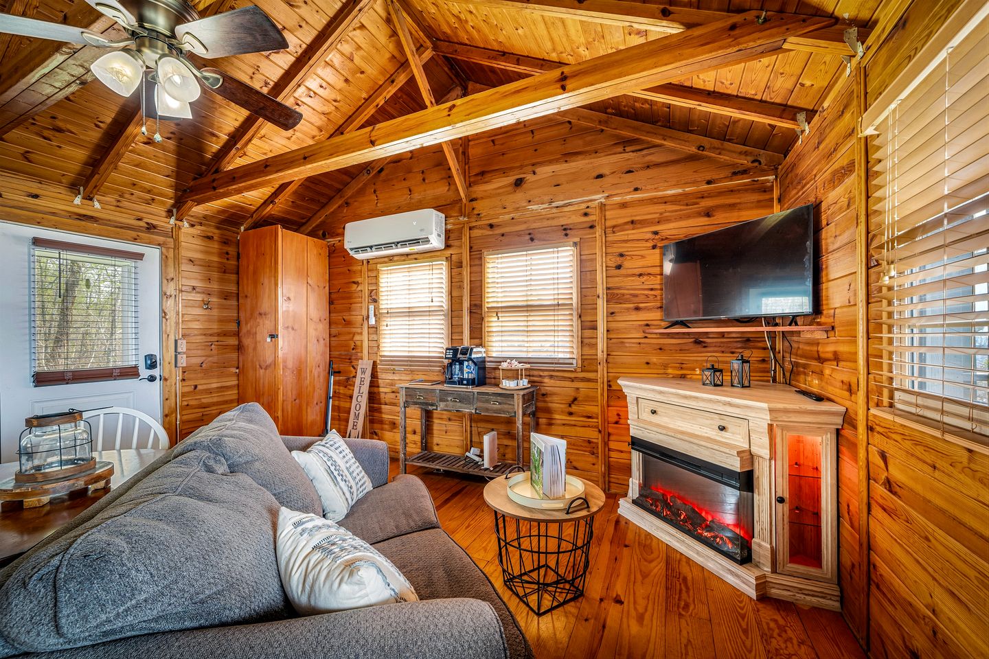 Impressive Wooden Rustic Cabin with Fireplace in Mentone, Alabama