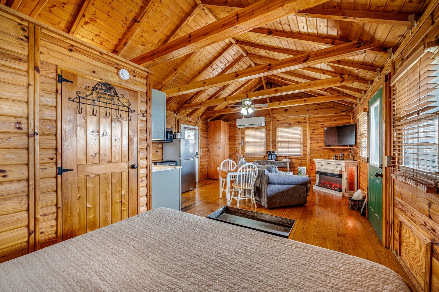 Impressive Wooden Rustic Cabin with Fireplace in Mentone, Alabama