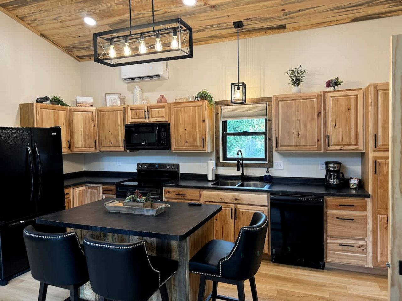 Vibrant Modern Cabin Haven near Mount Rushmore in South Dakota