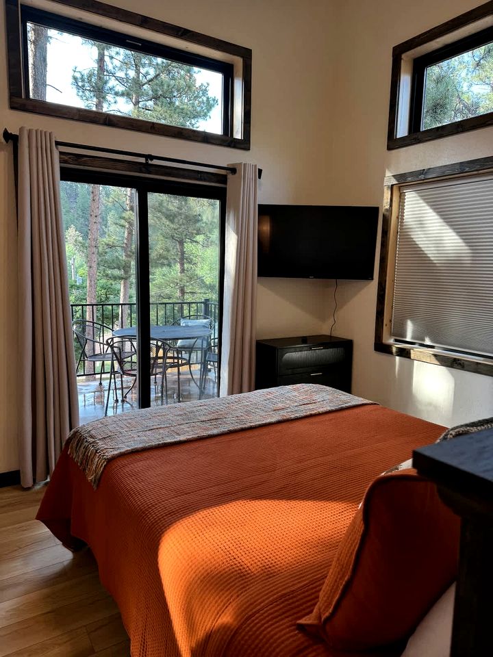 Vibrant Modern Cabin Haven near Mount Rushmore in South Dakota