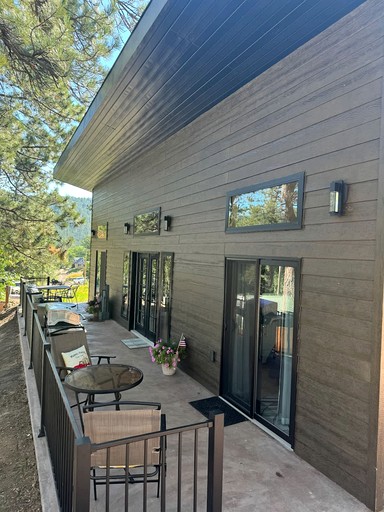 Vibrant Modern Cabin Haven near Mount Rushmore in South Dakota