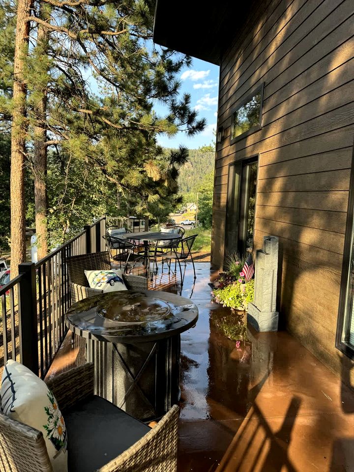 Vibrant Modern Cabin Haven near Mount Rushmore in South Dakota