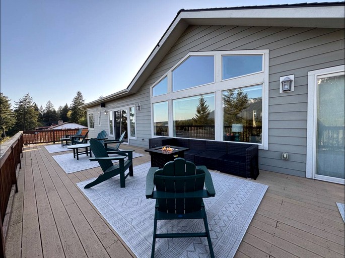 Scenic Riverview Mountain Retreat with Deck & Stargazing Near Glacier National Park, Columbia Falls MT