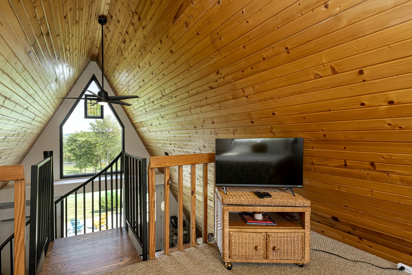 Incredible A-frame with Fabulous Panoramic Views and Hot-tub in Makanda, Illinois
