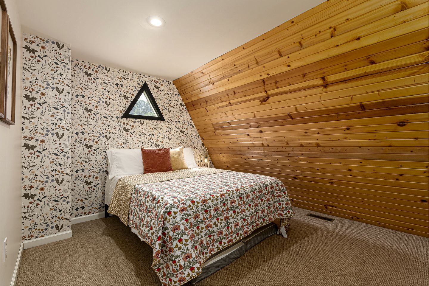Incredible A-frame with Fabulous Panoramic Views and Hot-tub in Makanda, Illinois