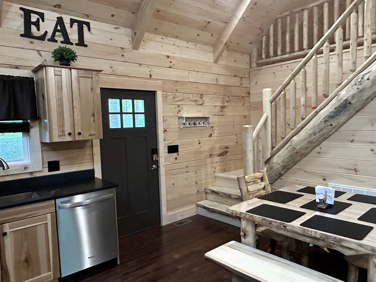 Incredible Cabin with Fireplace and Hot-tub in Campbellsville, Kentucky