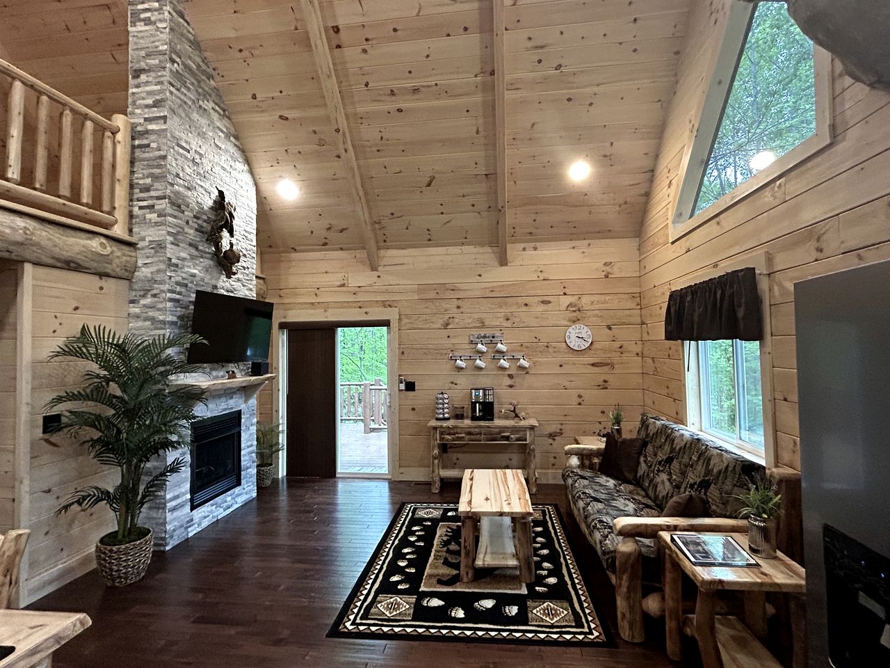 Incredible Cabin with Fireplace and Hot-tub in Campbellsville, Kentucky