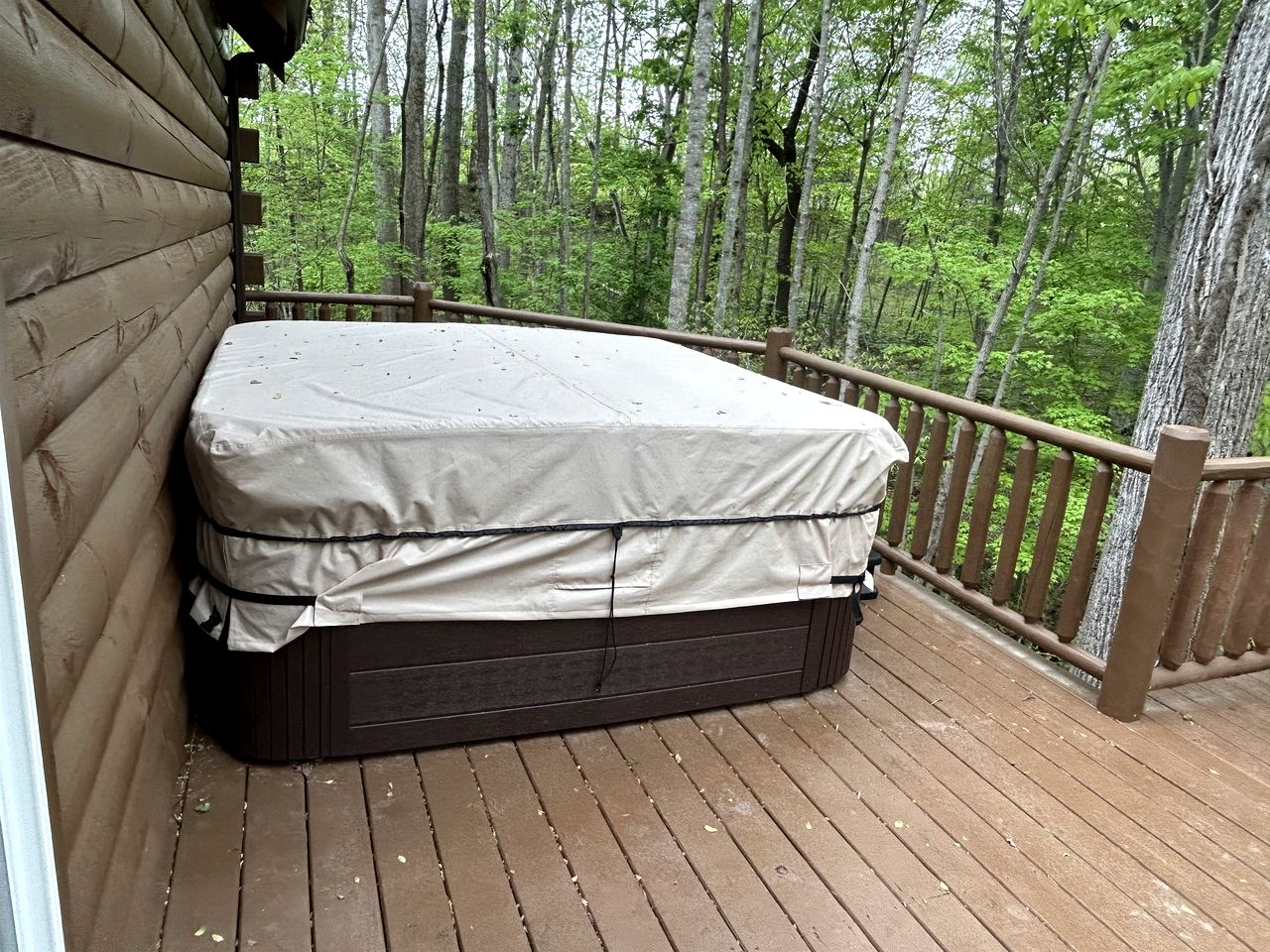 Incredible Cabin with Fireplace and Hot-tub in Campbellsville, Kentucky