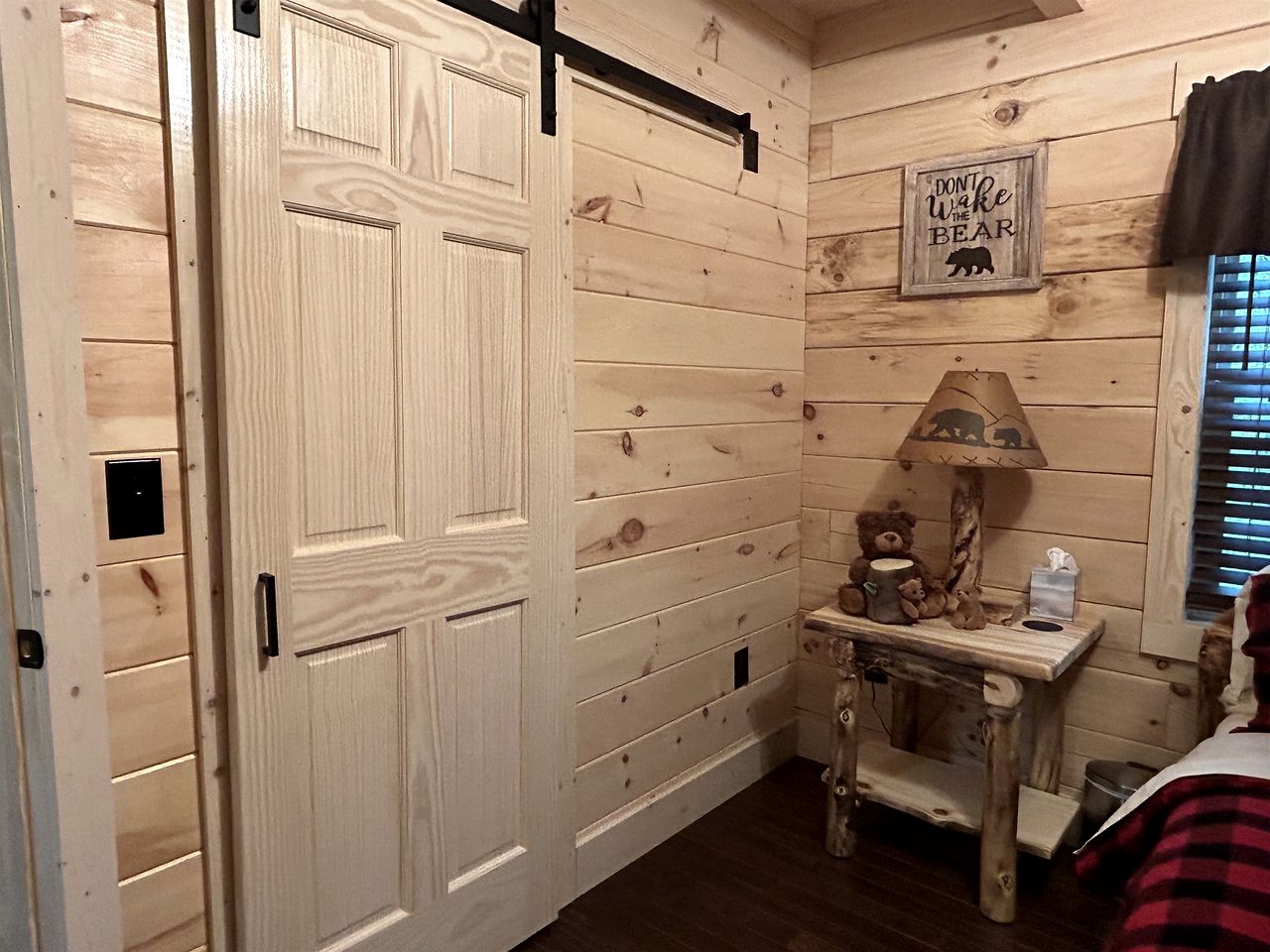 Incredible Cabin with Fireplace and Hot-tub in Campbellsville, Kentucky