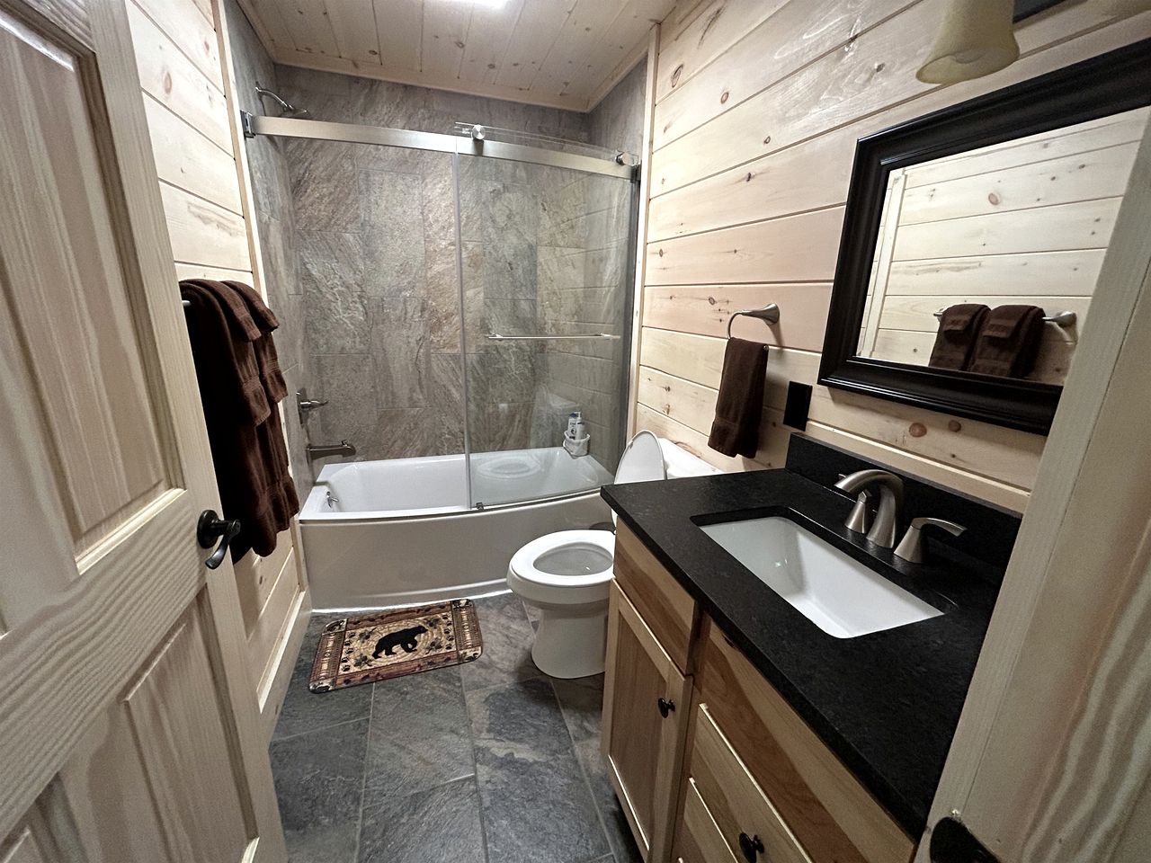 Incredible Cabin with Fireplace and Hot-tub in Campbellsville, Kentucky