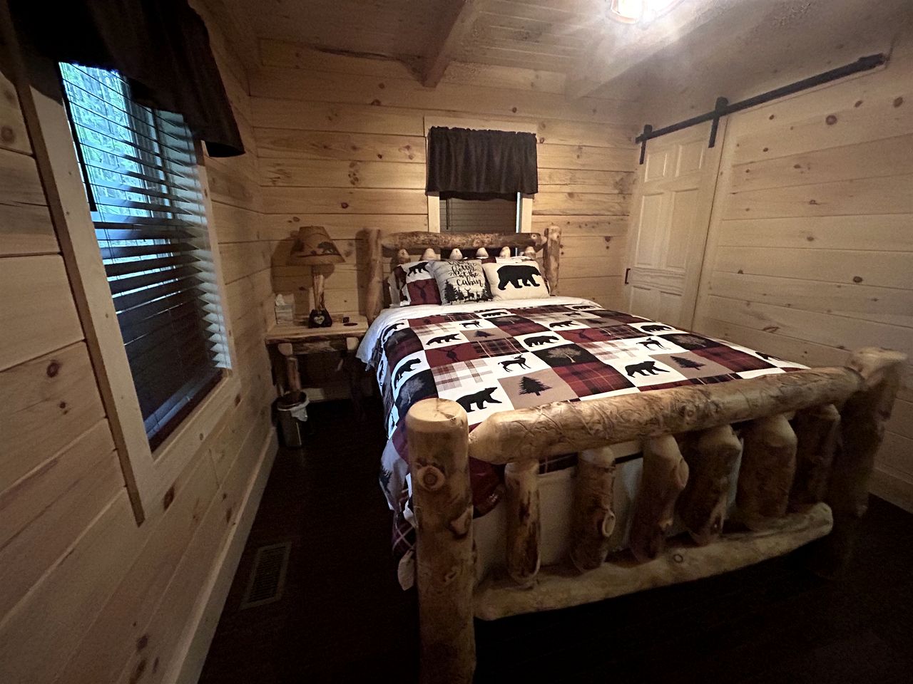 Incredible Cabin with Fireplace and Hot-tub in Campbellsville, Kentucky