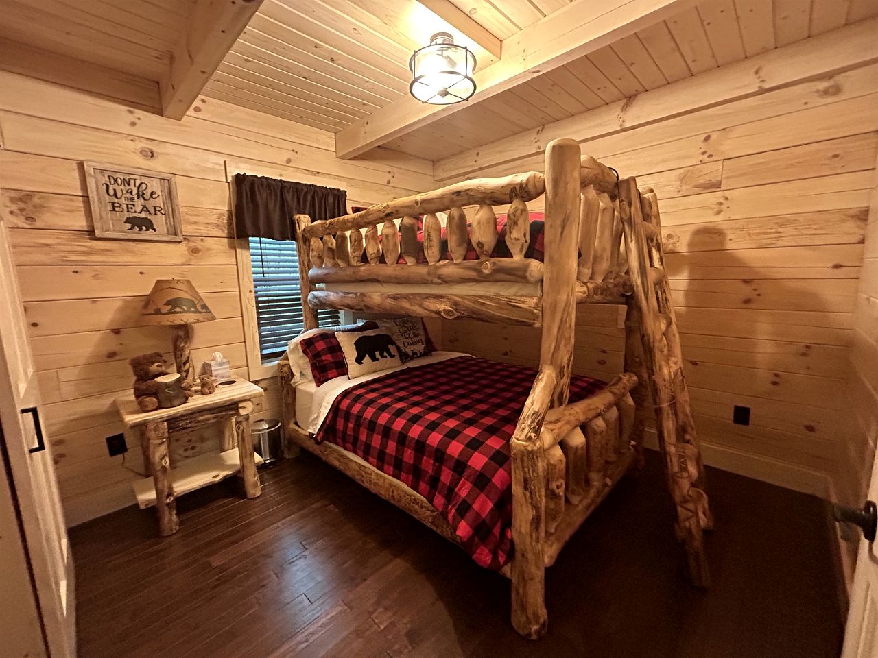 Incredible Cabin with Fireplace and Hot-tub in Campbellsville, Kentucky