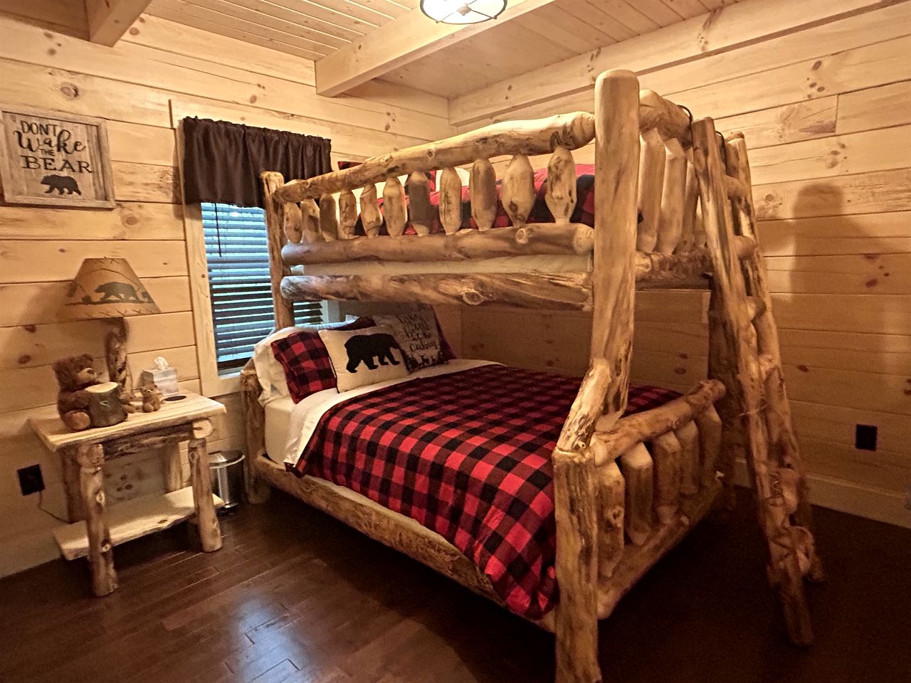 Incredible Cabin with Fireplace and Hot-tub in Campbellsville, Kentucky