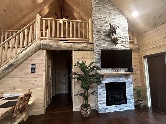 Incredible Cabin with Fireplace and Hot-tub in Campbellsville, Kentucky