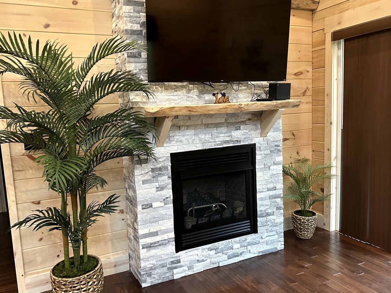 Incredible Cabin with Fireplace and Hot-tub in Campbellsville, Kentucky