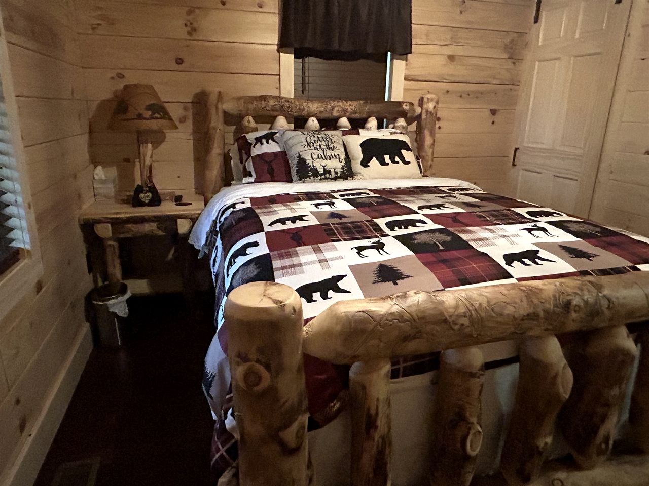 Incredible Cabin with Fireplace and Hot-tub in Campbellsville, Kentucky