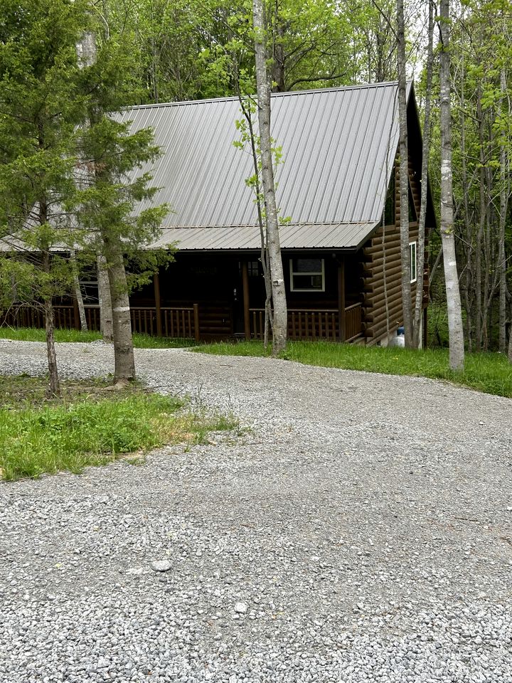 Incredible Cabin with Fireplace and Hot-tub in Campbellsville, Kentucky