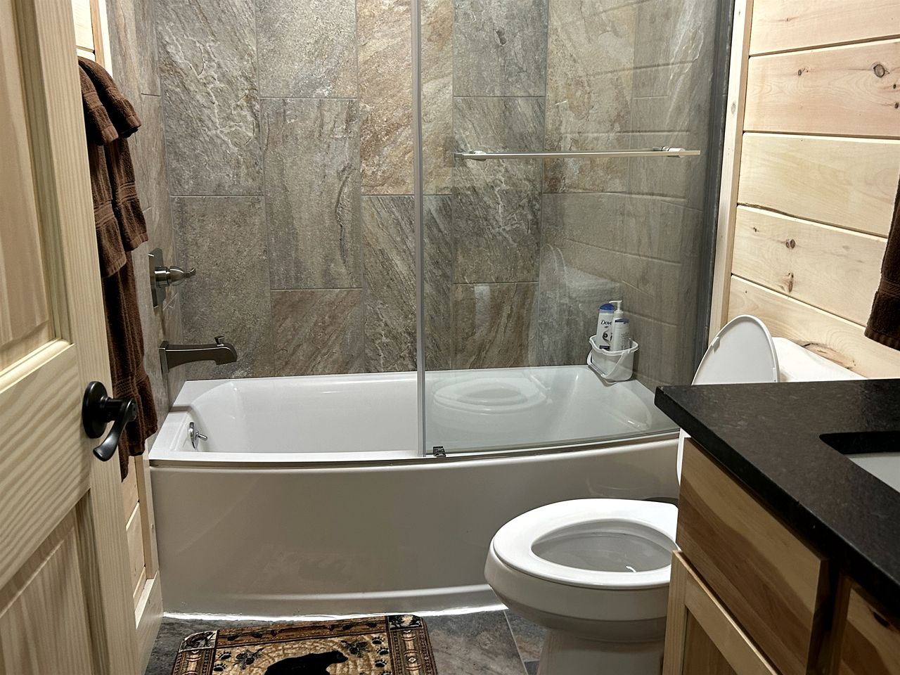 Incredible Cabin with Fireplace and Hot-tub in Campbellsville, Kentucky