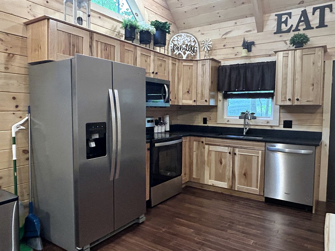 Incredible Cabin with Fireplace and Hot-tub in Campbellsville, Kentucky