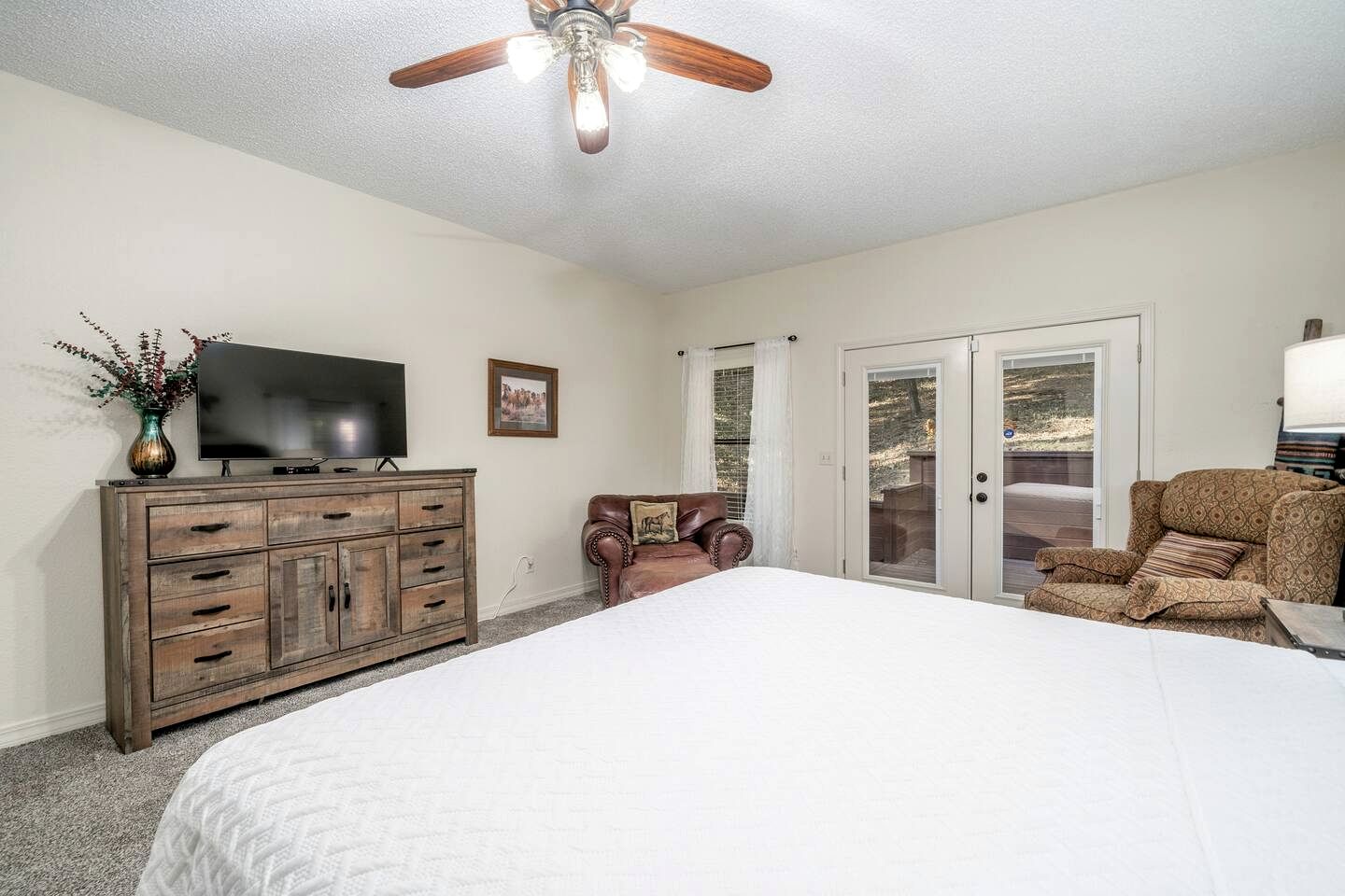 Enchanting Woodland Cabin Escape with Creekside Views near Lake Hamilton Arkansas