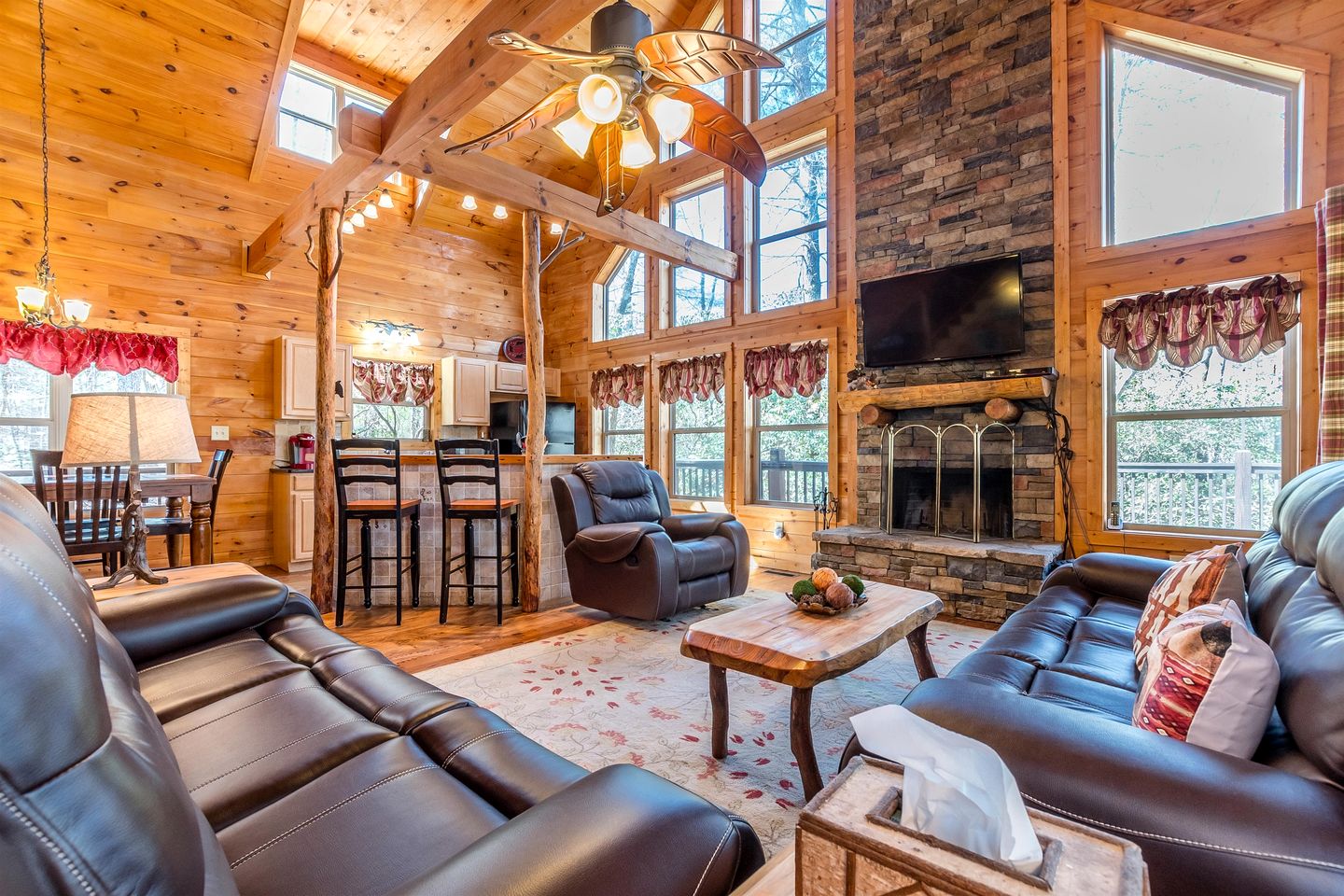Incredible Cabin with Pool Table and Hot-Tub in Cleveland, Georgia