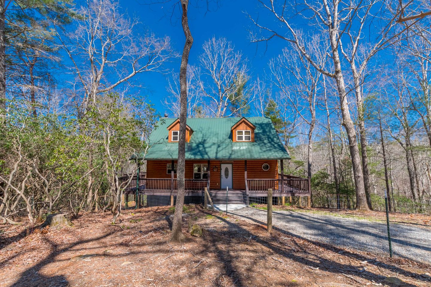 Incredible Cabin with Pool Table and Hot-Tub in Cleveland, Georgia