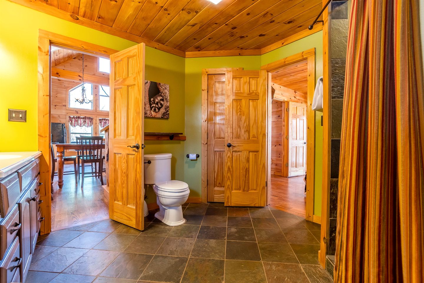 Incredible Cabin with Pool Table and Hot-Tub in Cleveland, Georgia