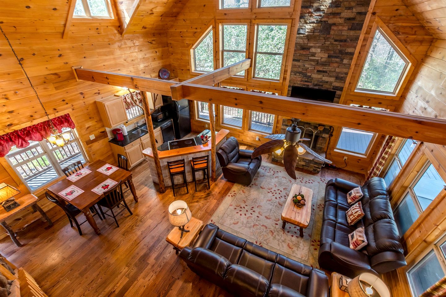 Incredible Cabin with Pool Table and Hot-Tub in Cleveland, Georgia